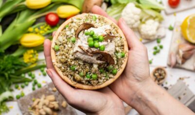 Вместо плотного ужина: три рецепта простых теплых салатов с минимумом калорий