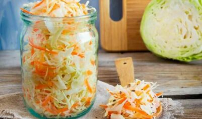 Хрустит и бодрит: 5 рецептов квашеной капусты, делаем вкусные заготовки на зиму