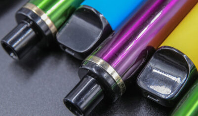 Выявлены жуткие последствия использования вейпов для молодежи