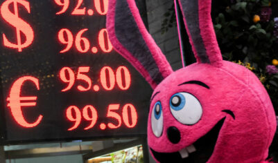 «Геополитика играет против рубля». Ждать ли доллар по 100?