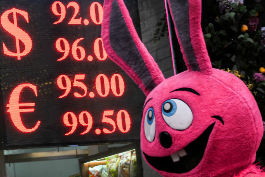 «Геополитика играет против рубля». Ждать ли доллар по 100?