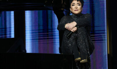 Певица Лолита встала на колени перед публикой на концерте и публично покаялась (ВИДЕО)