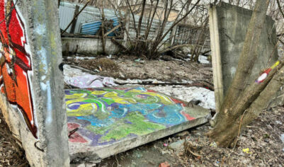 «Как всегда ждем беды». Почему в Мытищах год ищут виновных в смерти ребенка на заброшке?