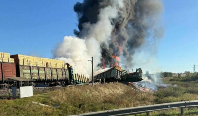 Поезд с бензином столкнулся с фурой под Смоленском. Вагоны в огне, водитель погиб