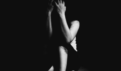 «Ударил, а потом принес цветы и шаурму»: как не стать жертвой домашнего тирана