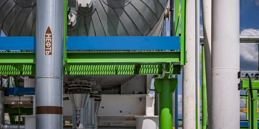 Санкции против российских нефтяных гигантов: что ждет цены на бензин в ближайшие недели