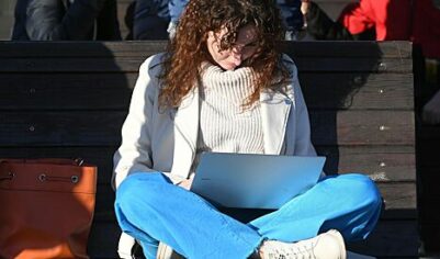 Россиян предупредили, чем грозит работа с ноутбуком в положении лёжа