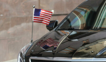 Залпы с пляжа: американские морпехи обстреляли кортеж вице-президента США