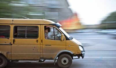 В Подмосковье водитель маршрутки полез школьнице под куртку
