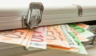 Поверившая мошенникам москвичка отдала курьеру чемодан с почти 62 млн рублей