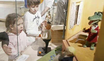 Про крокодила Гену, жующего вражеские чипсы