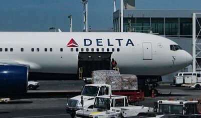 Самолет с 189 пассажирами развернулся в небе из-за неприятного запаха