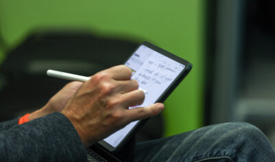 Учителям и врачам выдадут отечественные планшеты, чтобы цифровизация давалась легче