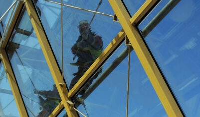 Старейший альпинист Москвы упал с крыши двухэтажного здания и сломал нос