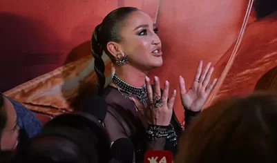 Ольга Бузова поужинала при свечах и похвасталась большим букетом белых роз