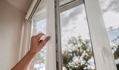 В Челябинске женщина выпала из окна многоэтажки