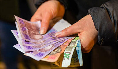 Bloomberg: МВФ требует от Киева девальвировать гривну