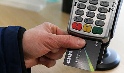 Банки прокомментировали возможную массовую замену карт Visa и Mastercard на «Мир»