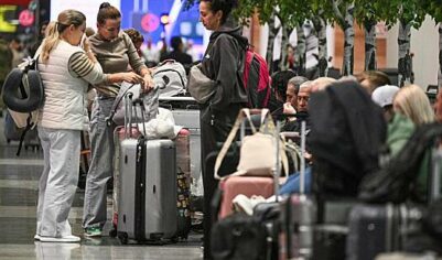 Пассажиры застряли в московском аэропорту из-за ремонта самолета прямо на летном поле