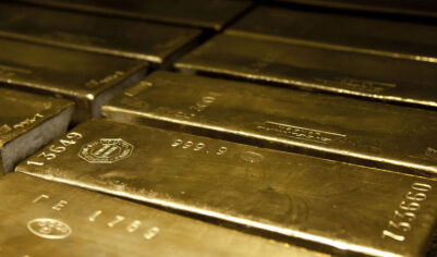 Названы плюсы и минусы растущего в цене золотого запаса России