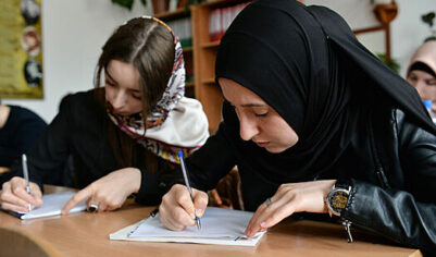 В ХМАО напомнили о запрете носить в школах хиджаб