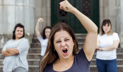 Лучшие друзья девочек… кулаки?