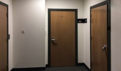 Кому грозит штраф за неправильную дверь?