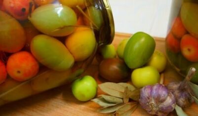 Маринованные зелёные помидоры с ранеткой вкусный рецепт с фото пошагово и видео