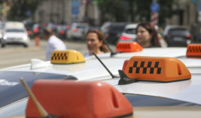 Одинокий таксист удовлетворял свои сексуальные фантазии, подвозя молодых пассажирок