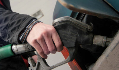 Российский ученый рассказал, как вычислить разбавленный водой бензин