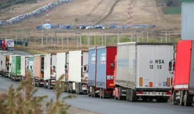 Около 2,5 тысяч фур из Китая застряли на границе России и Казахстана. Что происходит?