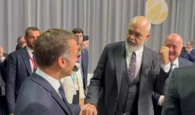 Макрон шлепнул по лицу премьера Албании перед камерой после шутки про Азербайджан (ВИДЕО)