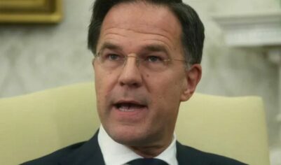 «Не будем воспринимать русских серьезно»: генсек НАТО высмеял российских летчиков и моряков — в Кремле ответили