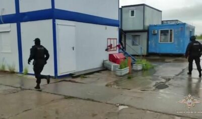 Мигранты вооружаются: «они уже не согласны ходить с ножами». Правозащитник предложил решение