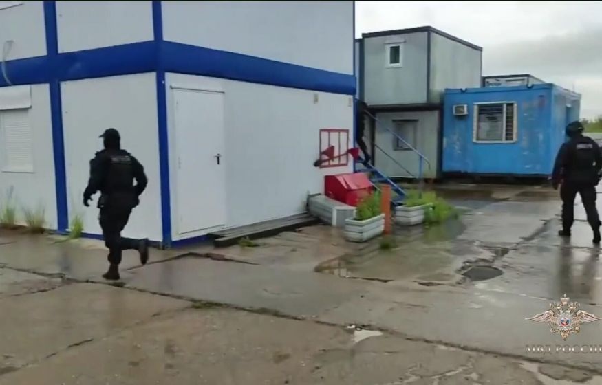 Мигранты вооружаются: «они уже не согласны ходить с ножами». Правозащитник предложил решение Мигранты вооружаются: «они уже не согласны ходить с ножами». Правозащитник предложил решение