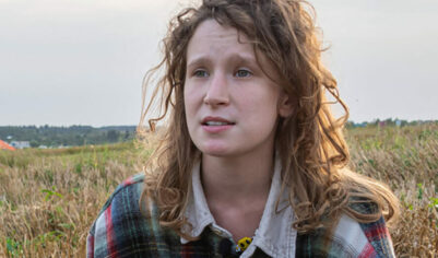 Певицу Монеточку* заочно арестовали в России