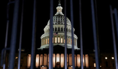 Новый шатдаун Трампа: в США сотни тысяч госслужащих оставили без денег