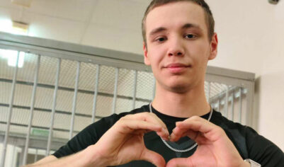 Музыкант Женька Радость дал концерт в поддержку арестованной певицы Наоко. Его арестовали