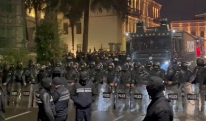 Майдан в Грузии: протестующие штурмуют дворец президента, десятки полицейских ранены (ВИДЕО)