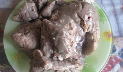 Рецепт: Тушеное легкое в сметане — бюджетное блюдо