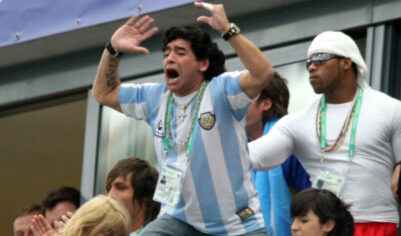 Драка с президентом, стрельба по папарацци и врачи-убийцы: что сгубило Марадону?