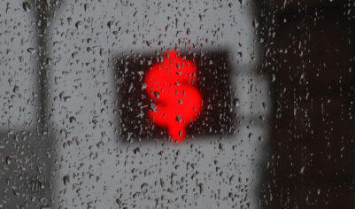 «Возможно, курс будет ниже 75 рублей». Почему доллар дешевеет?