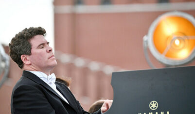 Пианисту Денису Мацуеву прижало руку в машине на гастролях в Китае