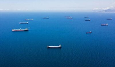 Поставки российской нефти по Северному морскому пути упали