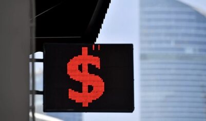 Внебиржевой курс доллара опустился ниже 78 рублей впервые с июля