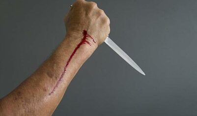 Украинская учительница бросилась с ножом на коллегу из ревности