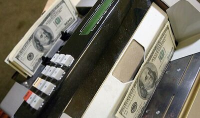 Российские экспортеры резко сократили объем покупки валюты