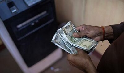 Курс индийской валюты упал до исторического минимума