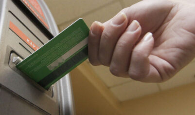 «Система перегнула палку»: россияне стали чаще жаловаться на блокировки банковских счетов