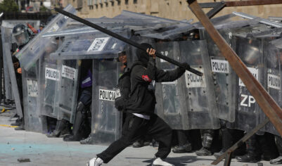 Протесты «Поколения Z» переросли в насилие из-за гнева по поводу смерти мэра